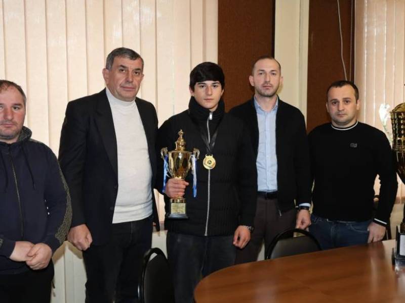 ცაგერის მუნიციპალიტეტის საკრებულოს თავმჯდომარე ვასილ საღინაძე მოჭიდავე ცოტნე...